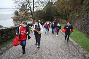 voyage scolaire - les jeunes visitent le Mont Saint Michel