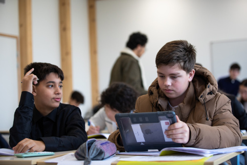 Eleves utilisant tablette