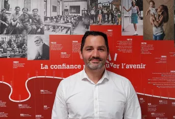 Romain Aumont, directeur du collège Marcel Callo, devant la frise chronologique de la Fondation Apprentis d'Auteuil