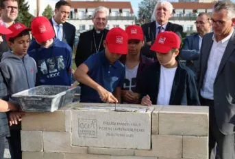 Pose de la première pierre du collège