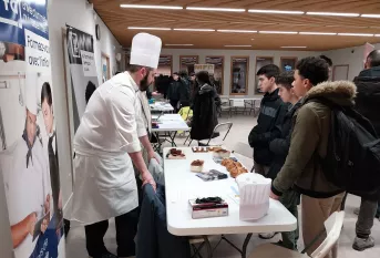 Des élève s'intéressent à l'apprentissage des métiers en lien avec la boulangerie
