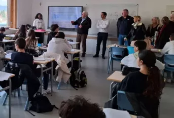 M. Dardenne,maire de Nogent sur Oise, prend la parole devant la classe de 3ème Cézanne du collège Marcel Callo