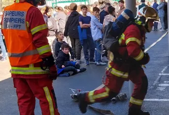 Les élèves évacués des salles de classe observent le travail et la réalisation des missions des sapeurs-pompiers de Nogent sur Oise
