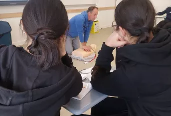 Le formateur developpe la conduite à tenir dans le cas d'une victime en arrêt cardio-respiratoire