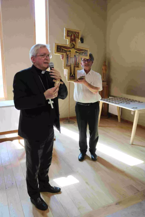 Monseigneur Bénit les croix présentes dans chacune des classes