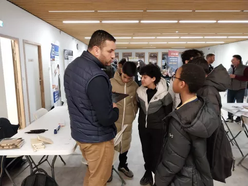 Des élèves écoutent les réponses et conseils apportés par un professionnel