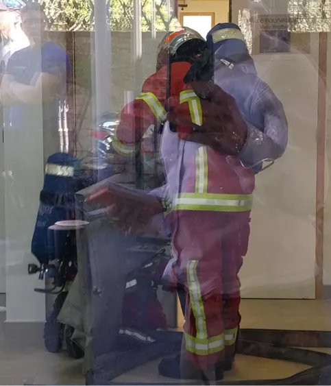 les pompiers procèdent à l'exctinction d'un feu ficitf dans les locaux du collège Marcel Callo