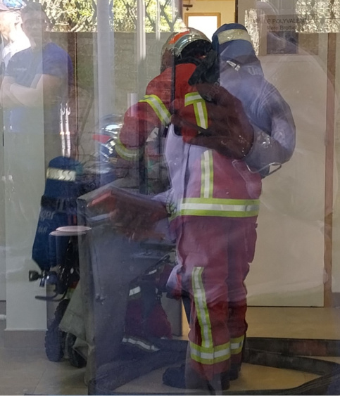 les pompiers procèdent à l'exctinction d'un feu ficitf dans les locaux du collège Marcel Callo