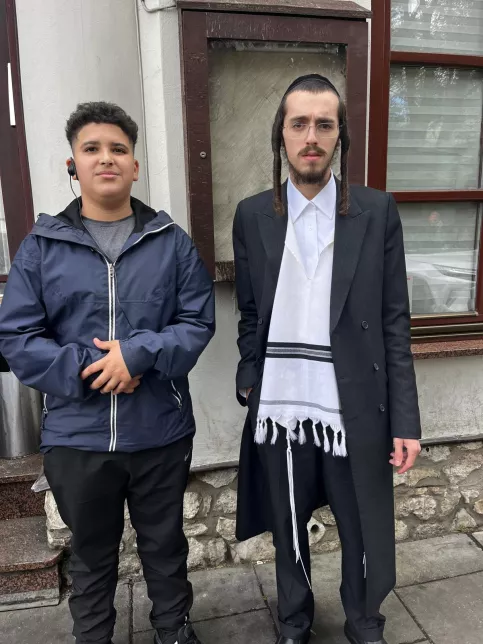 Collégien à coté d'un juif Polonais