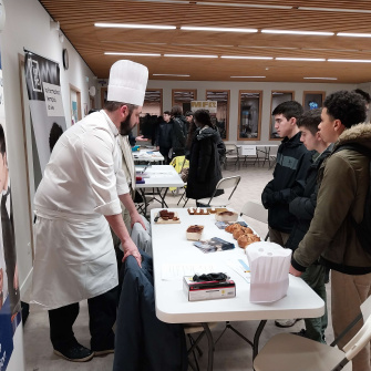 Des élève s'intéressent à l'apprentissage des métiers en lien avec la boulangerie