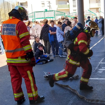 Les élèves évacués des salles de classe observent le travail et la réalisation des missions des sapeurs-pompiers de Nogent sur Oise